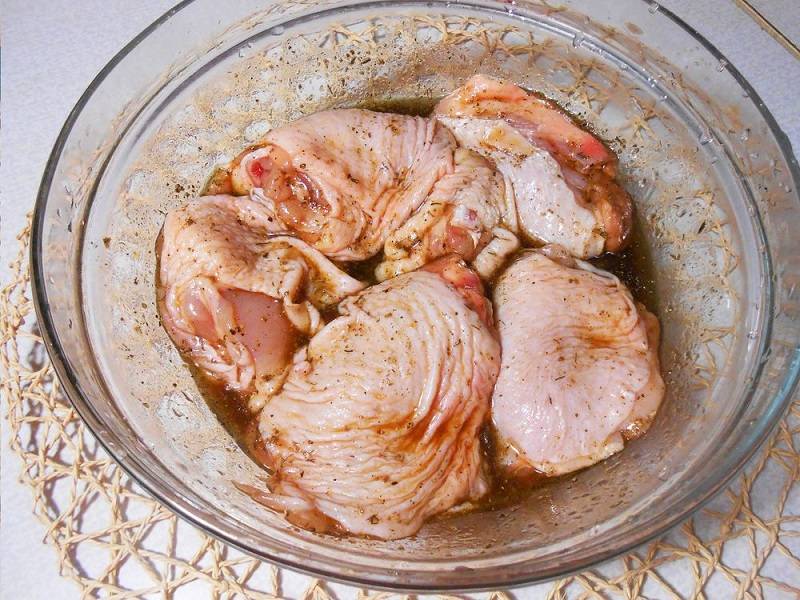 Как замариновать любую часть курицы так, чтобы мясо таяло во рту? Добавь этот продукт в нужный момент