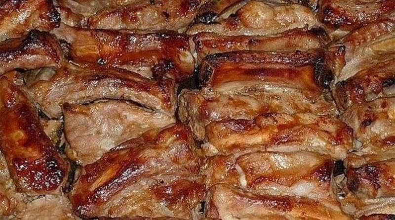 Румяные запеченные свиные ребрышки, маринованные в соусе