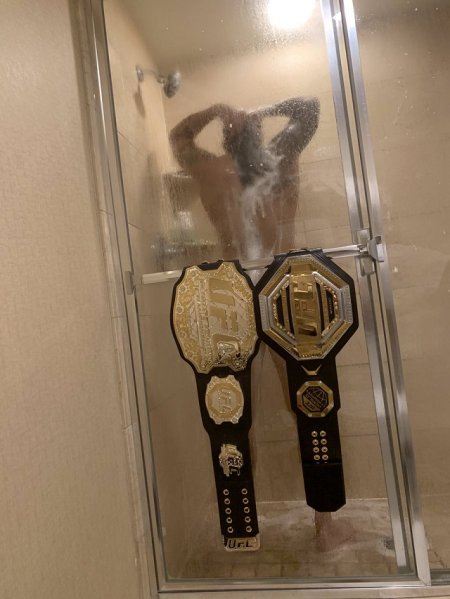 Чемпионка UFC Аманда Нуньес приняла душ с двумя чемпионскими поясами