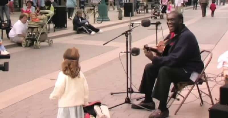Уличный музыкант запел знаменитую песню