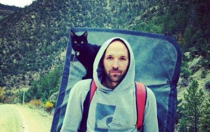 Мохнатый альпинист: кошка покоряет горы вместе со своим хозяином
