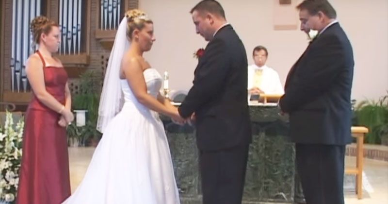 Произошедшее во время венчания, рассмешило всех. И даже священника!