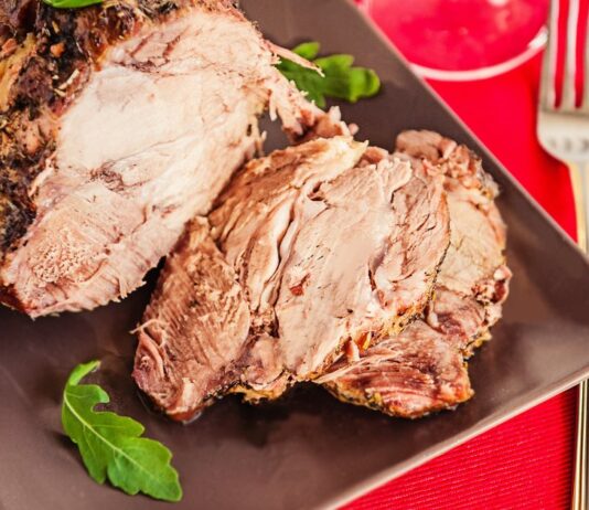 Свинина запеченная в фольге: рецепт и особенности приготовления Свинина запеченная в фольге: пошаговый рецепт, особенности приготовления и польза мяса