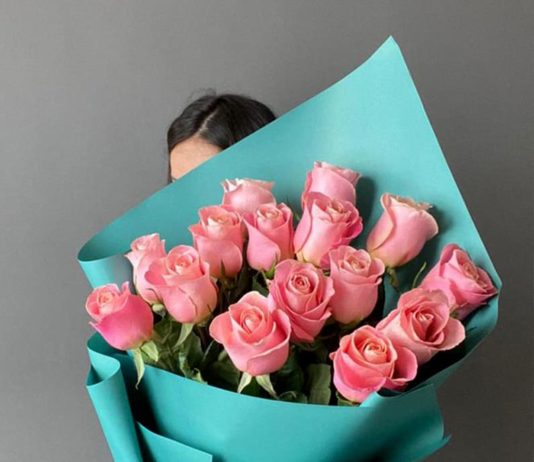 Букет цветов: какие следует выбрать на подарок маме, девушке, жене, коллеге, что означает цветовой оттенок, что они означают Букет цветов: какие следует выбрать на подарок маме, девушке, жене, коллеге, что означает цветовой оттенок, что они означают