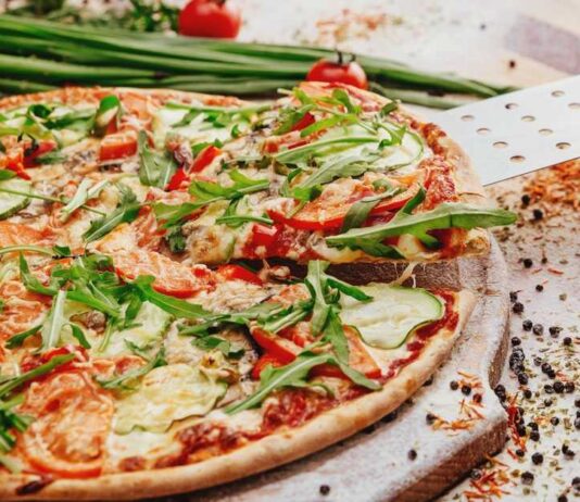 Стоит ли заказывать пиццу на дом? Стоит ли заказывать пиццу на дом?