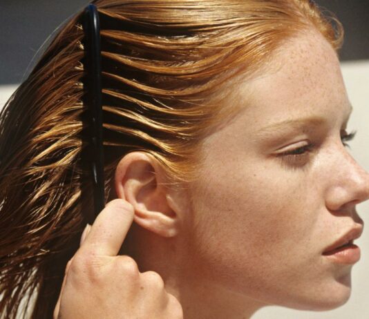 Жирные волосы: комплексное лечение, которое поможет избавиться от проблемы Жирные волосы: комплексное лечение, которое поможет избавиться от проблемы