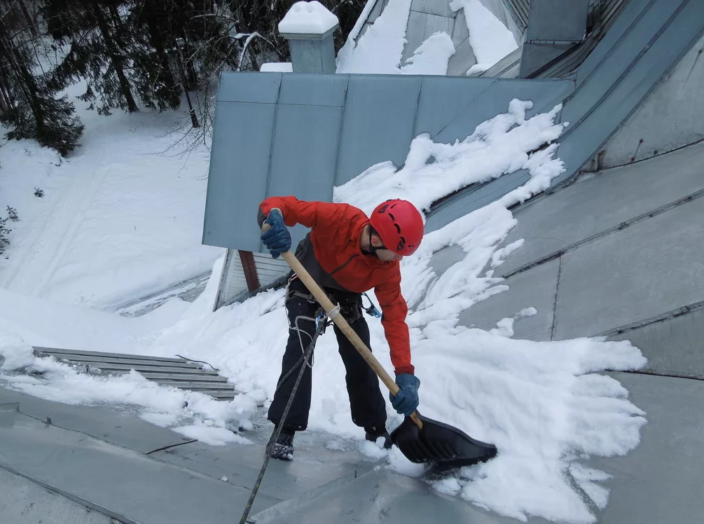 Почему стоит нанять компанию по уборке снега с крыш домов?