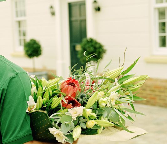 Преимущества доставки цветов: выбор букета и подарок на любой праздник