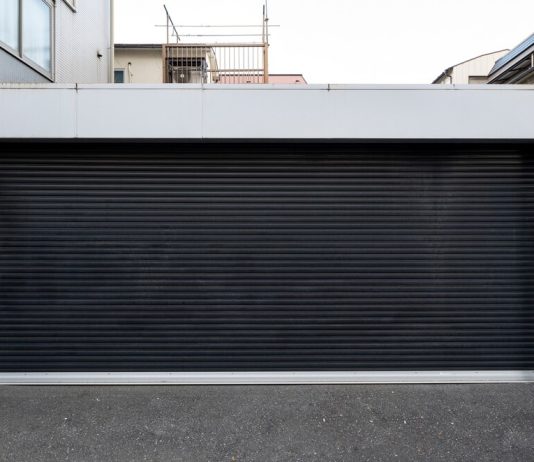 Промышленные секционные автоматические ворота: виды, устройство, применение и анализ преимуществ и недостатков