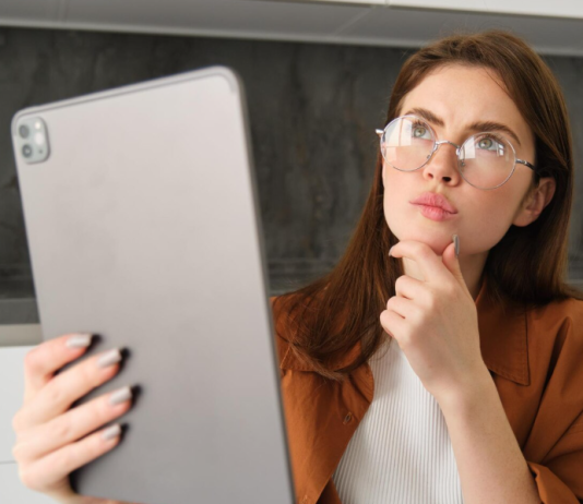 Я попробовала написать фанфик с помощью нейросети — и это оказалось проще, чем я думала